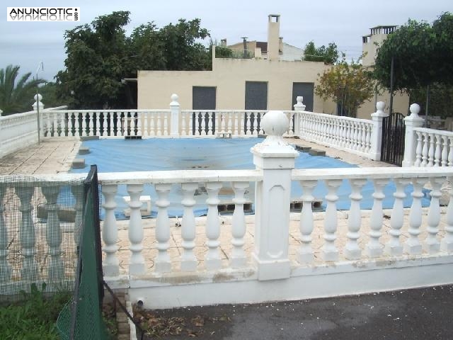 Amplia vivienda con piscina. 