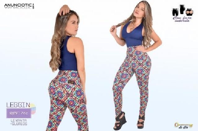  Mujeres los Leggins que estan de Moda 