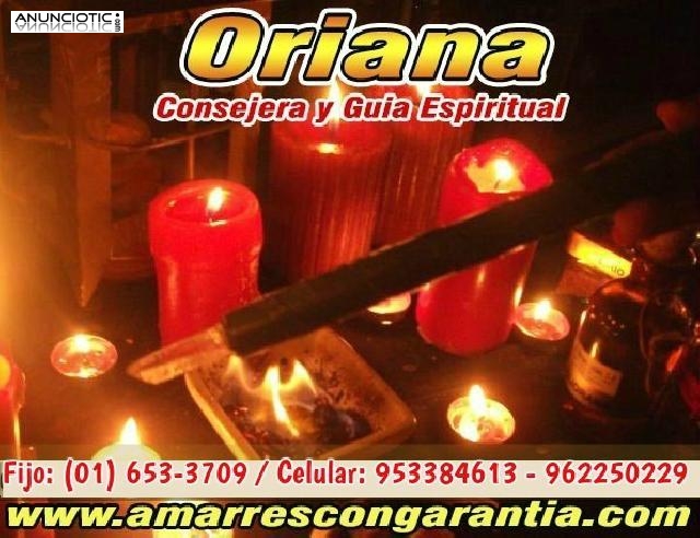 Bajo sus cartas de Tarot Oriana la diosa del amor 