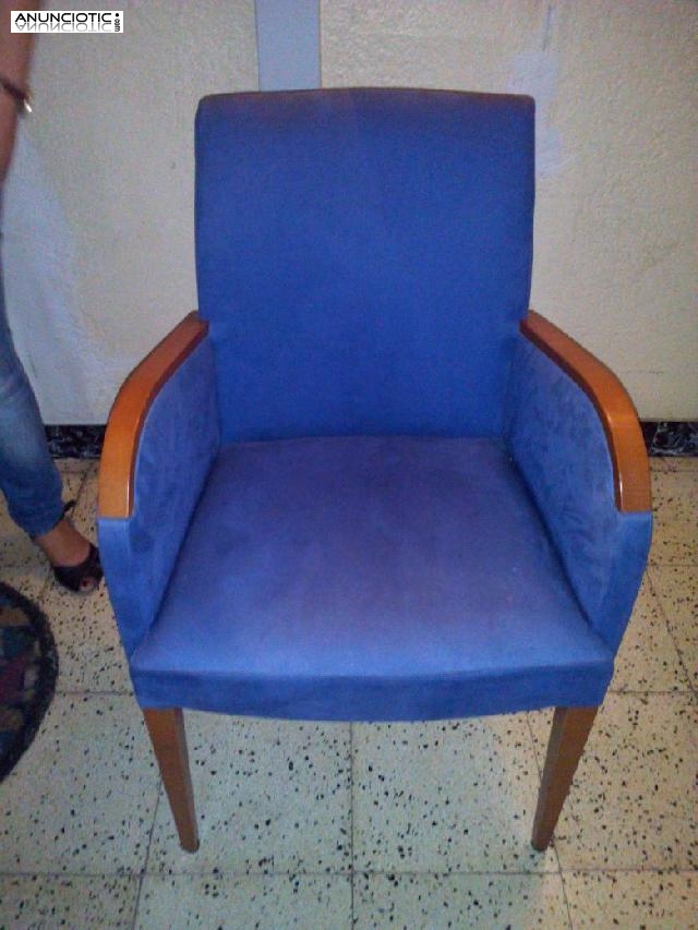 Sillón de madera de cerezo y tapizado azul