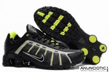 Los zapatos deportivos a la venta  