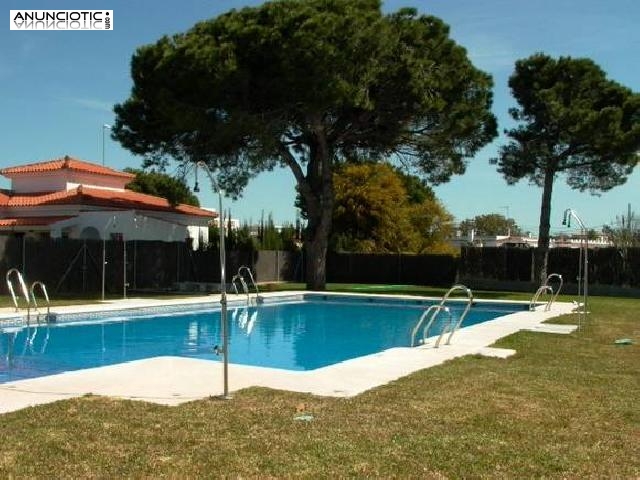 Chalet con piscina comunitaria en conil