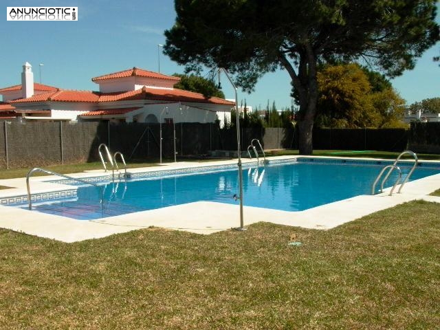 Chalet con piscina comunitaria en conil