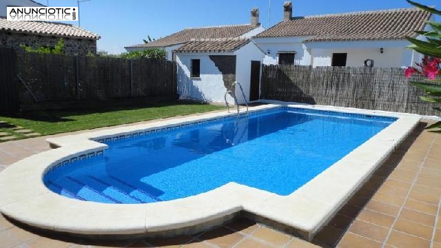 Bonito chalet y piscina comunitaria en conil