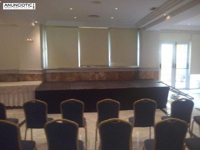 Escenario, atril y proyector para conferencias