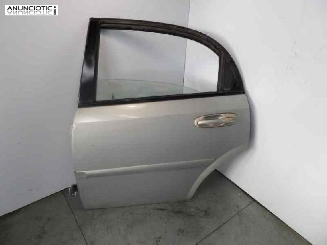 Puerta trasera izquierda de chevrolet -