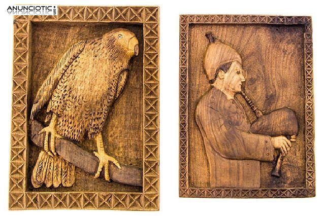 Dos cuadros artesanales tallados en madera.