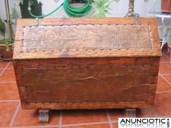 MUEBLE ANTIGUO TOTALMENTE REPUJADO EN CHAPA DE COBRE, BAUL DE ORIGEN