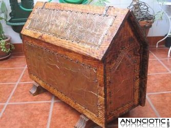 MUEBLE ANTIGUO TOTALMENTE REPUJADO EN CHAPA DE COBRE, BAUL DE ORIGEN