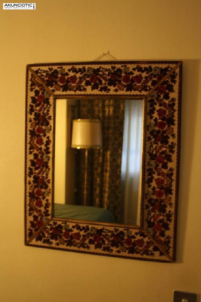 Espejo con marco tapizado en tela
