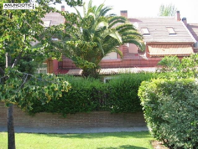 Chalet adosado en urbanización cerrada, con pi